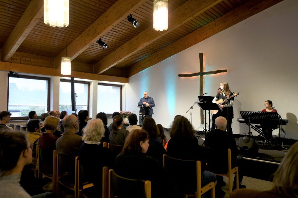 Bild aus dem Gottesdienst - Lobpreiszeit der FeG Schlüchtern