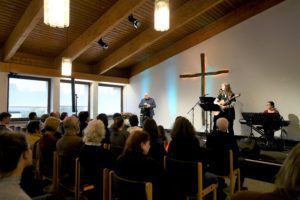 Bild aus dem Gottesdienst - Lobpreiszeit der FeG Schlüchtern