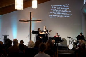 Bild aus dem Gottesdienst - Lobpreiszeit der FeG Schlüchtern